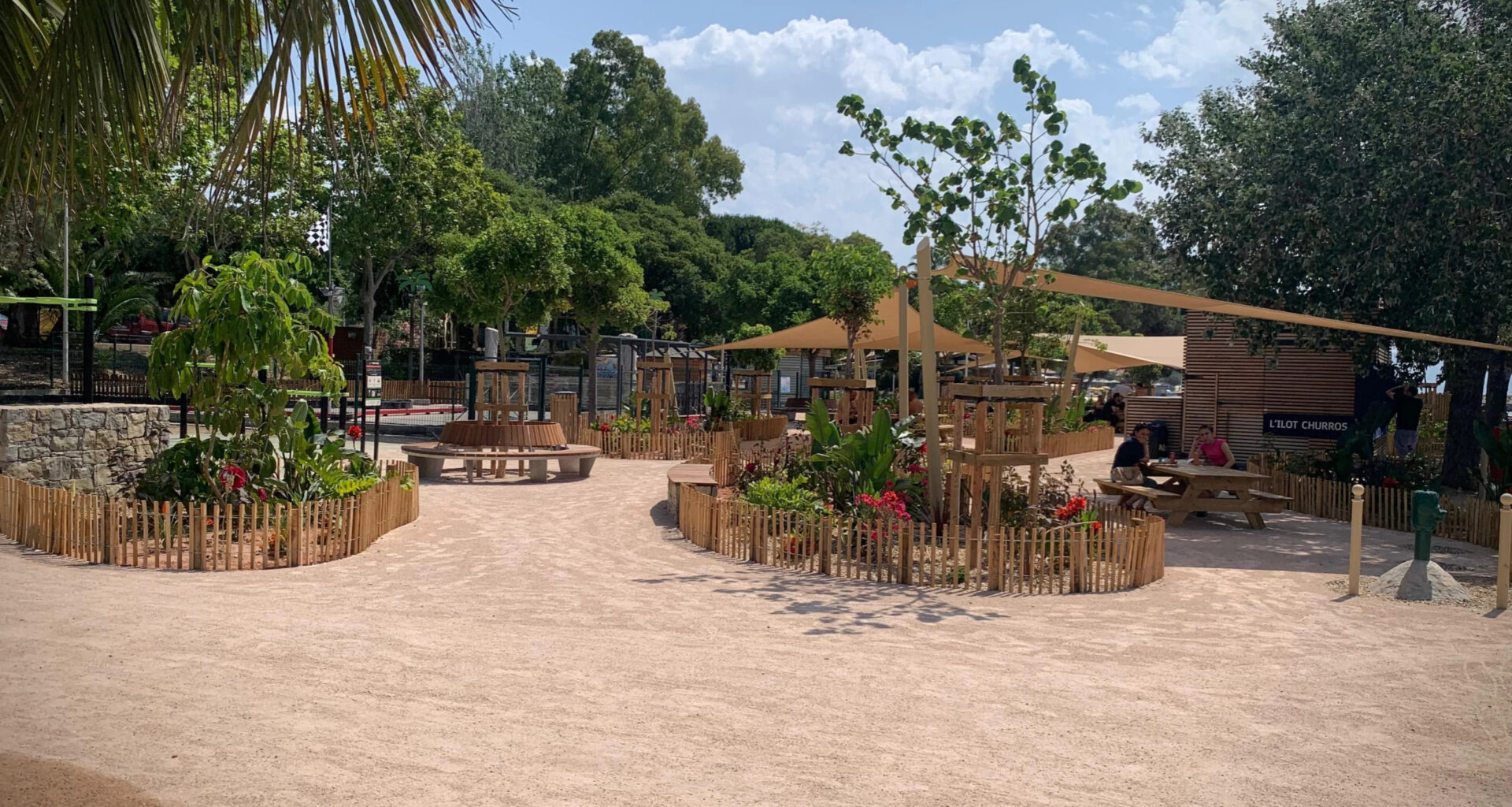 © S. Foliot - Les plages du Mourillon disposent désormais d'une dizaine de tables de pique-nique.