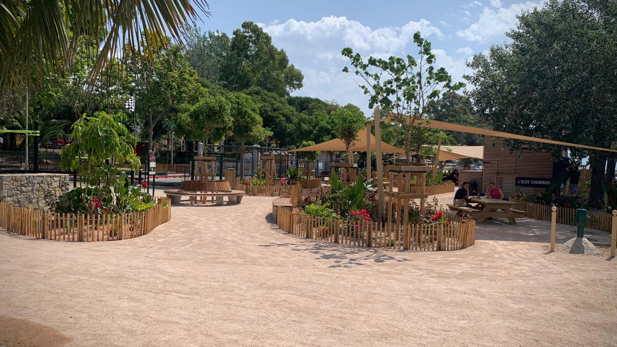 © S. Foliot - Les plages du Mourillon disposent désormais d'une dizaine de tables de pique-nique.