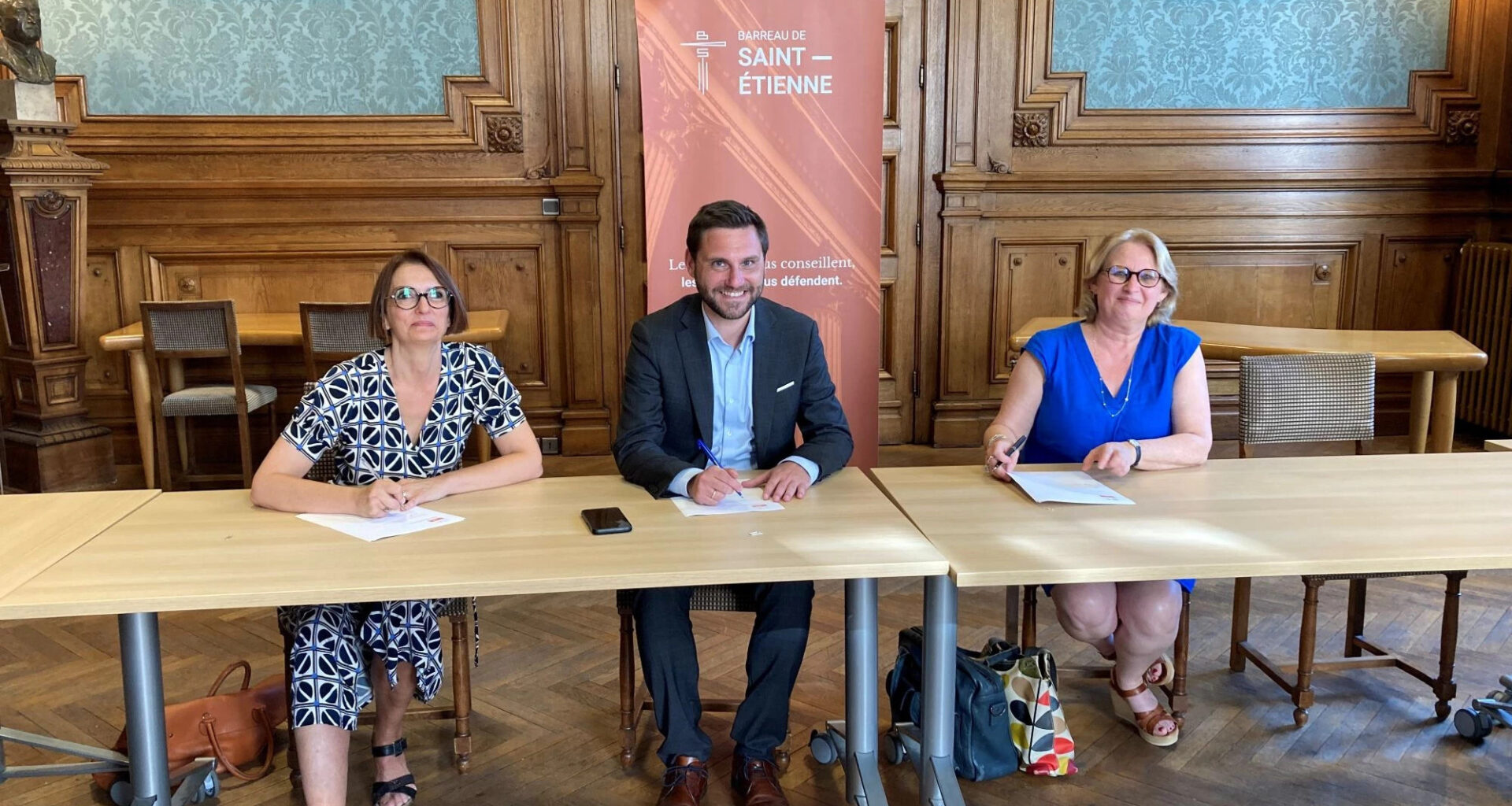 © Stéphanie Véron - Cécile Rodde, Me François Paquet-Cauet et Maud de Larivière ont signé une convention pour permettre de fluidifier les échanges concernant l'accès au droit des détenus de la prison de La Talaudière.