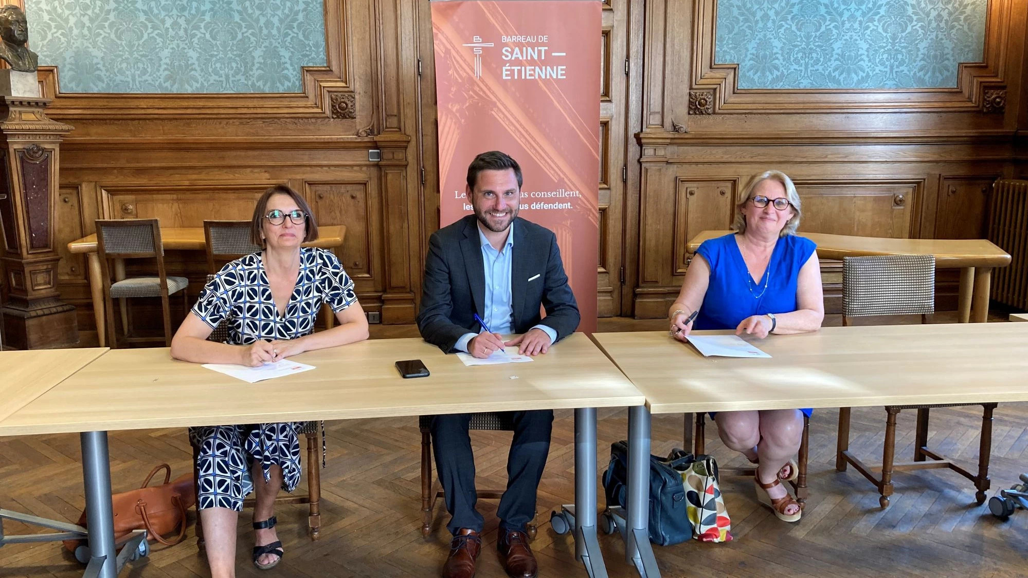 © Stéphanie Véron - Cécile Rodde, Me François Paquet-Cauet et Maud de Larivière ont signé une convention pour permettre de fluidifier les échanges concernant l'accès au droit des détenus de la prison de La Talaudière.