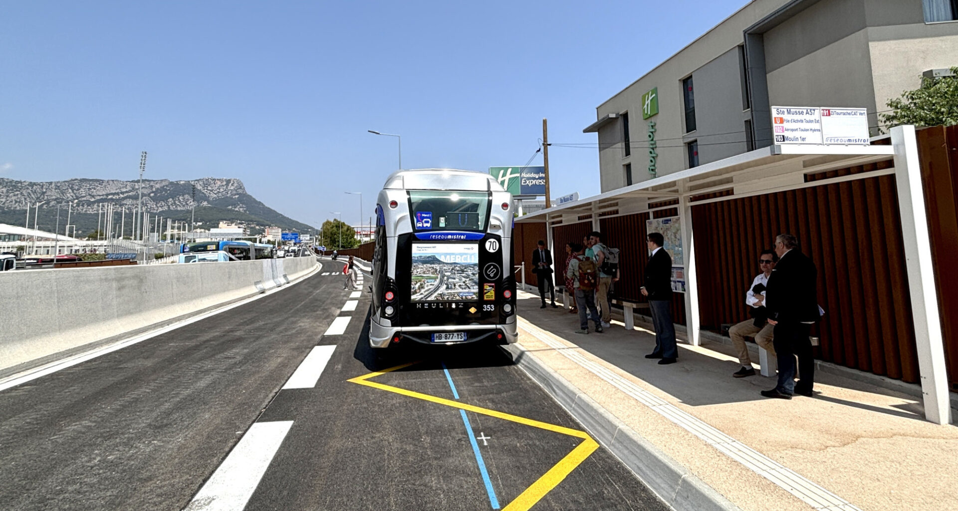 © O. Réal - Les arrêts de bus sur l'autoroute, une réalisation novatrice.