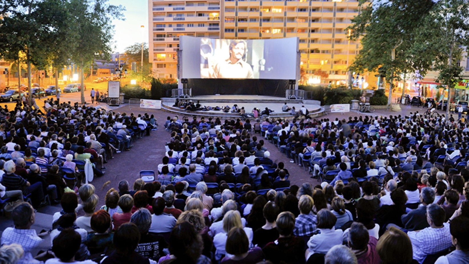 © Institut Lumière / Photo A. Raisin - JL Mège - Les Lyonnais pourront venir sur la place Ambroise- Courtois à Lyon profiter du cinéma plein air, jusqu'à la fin de l'été.