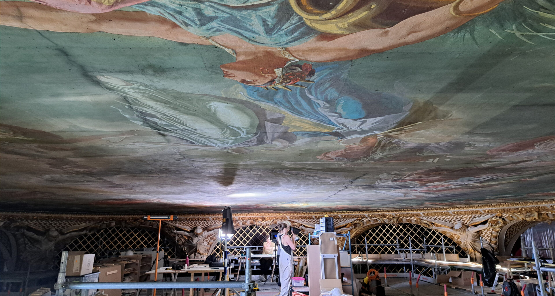 © K. Sarrazin - La restauration de la grande toile marouflée a débutée au mois de juin.