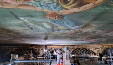 © K. Sarrazin - La restauration de la grande toile marouflée a débutée au mois de juin.