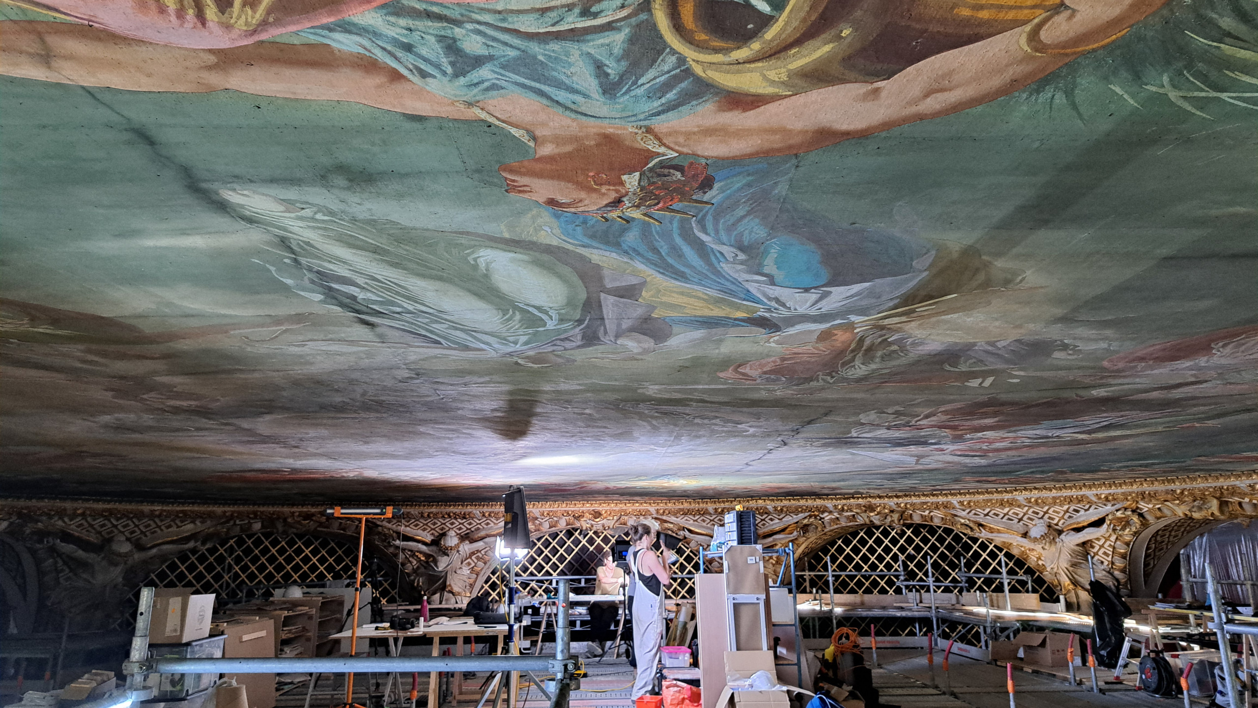 © K. Sarrazin - La restauration de la grande toile marouflée a débutée au mois de juin.