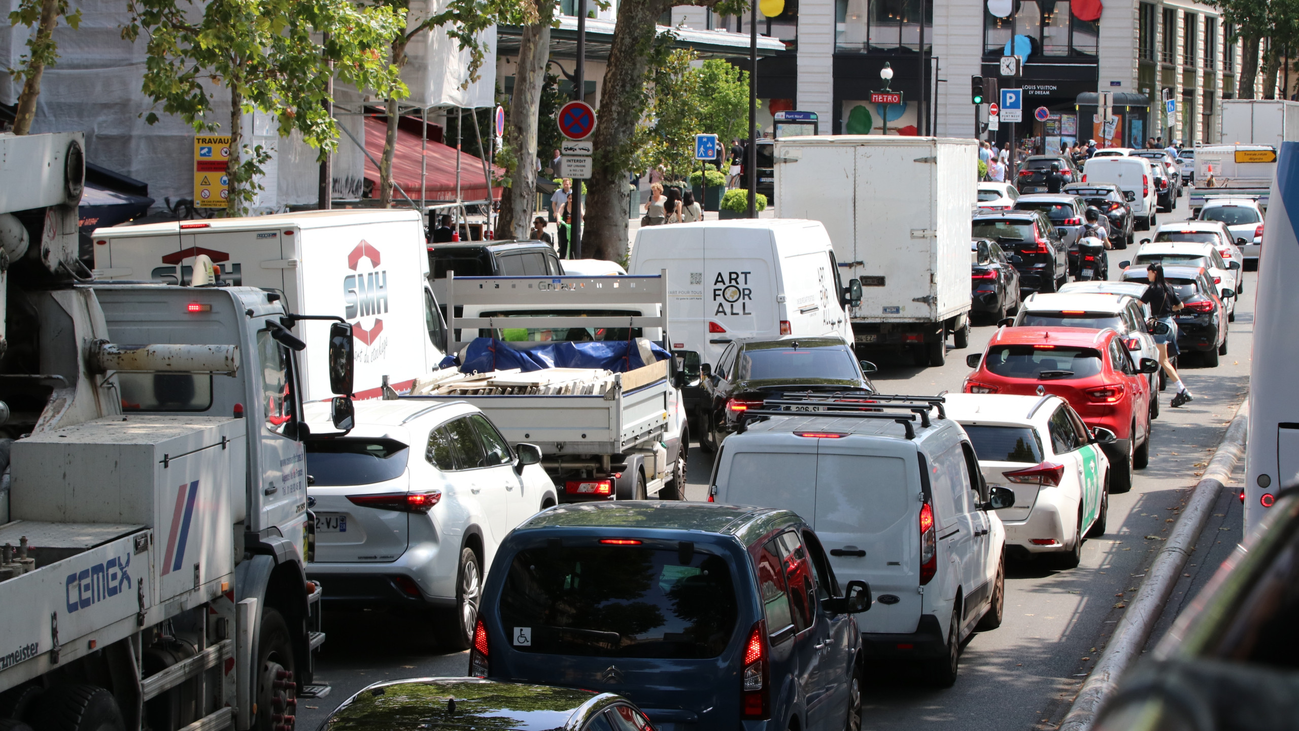 © AP/Antonin Albert - Face à un pic d’ozone provoqué par les fortes chaleurs, la préfecture de police de Paris impose dès lundi une baisse de la vitesse.