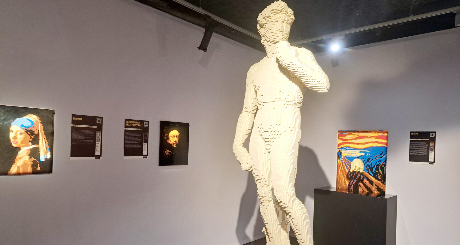 A.Z. - The Art of brick consacre une partie de son exposition marseillaise à la reproduction d'œuvre d'art, comme ici le David de Michel-Ange.