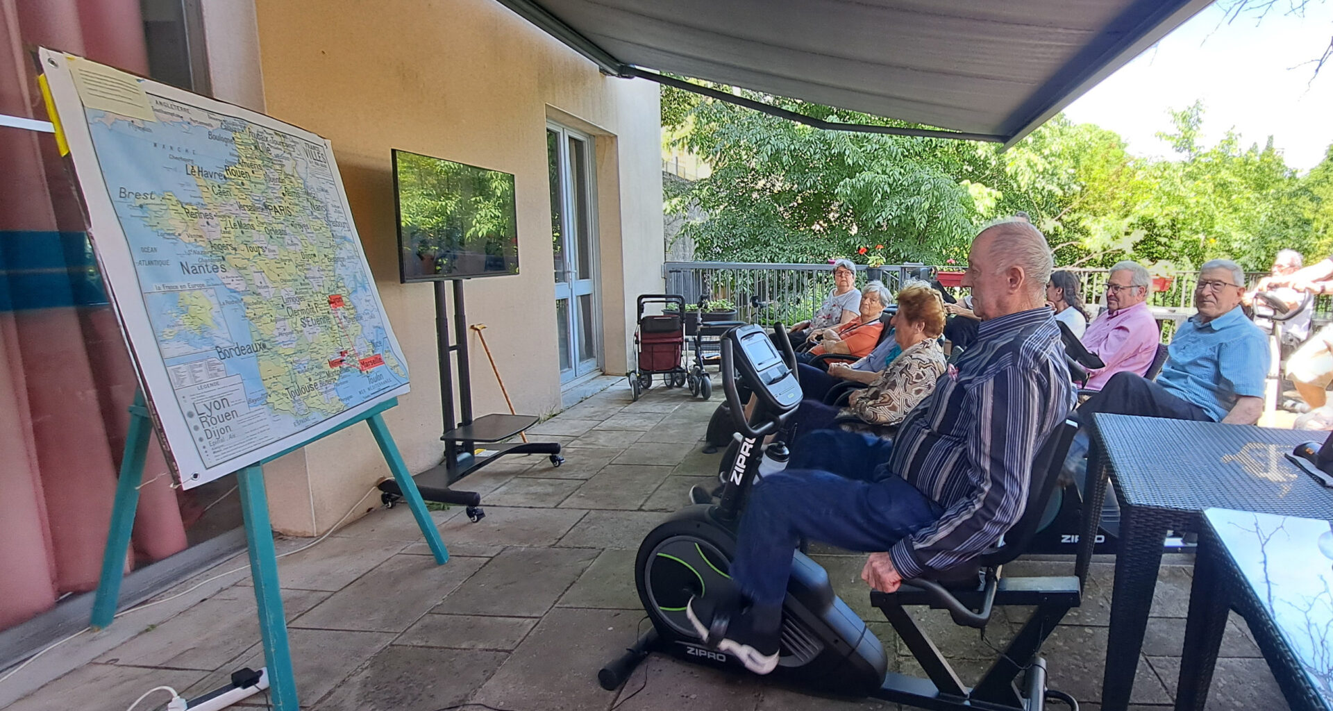 © Le Républicain d'Uzès - Les résidents des différents étages de l'Ehpad des Terrasses de Gisfort à Uzès ont pédalé plus de 800 km depuis leur départ d'Uzès en février.