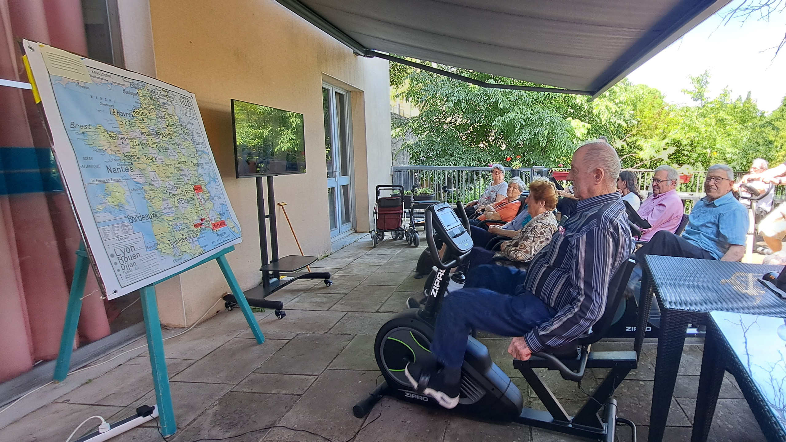 © Le Républicain d'Uzès - Les résidents des différents étages de l'Ehpad des Terrasses de Gisfort à Uzès ont pédalé plus de 800 km depuis leur départ d'Uzès en février.