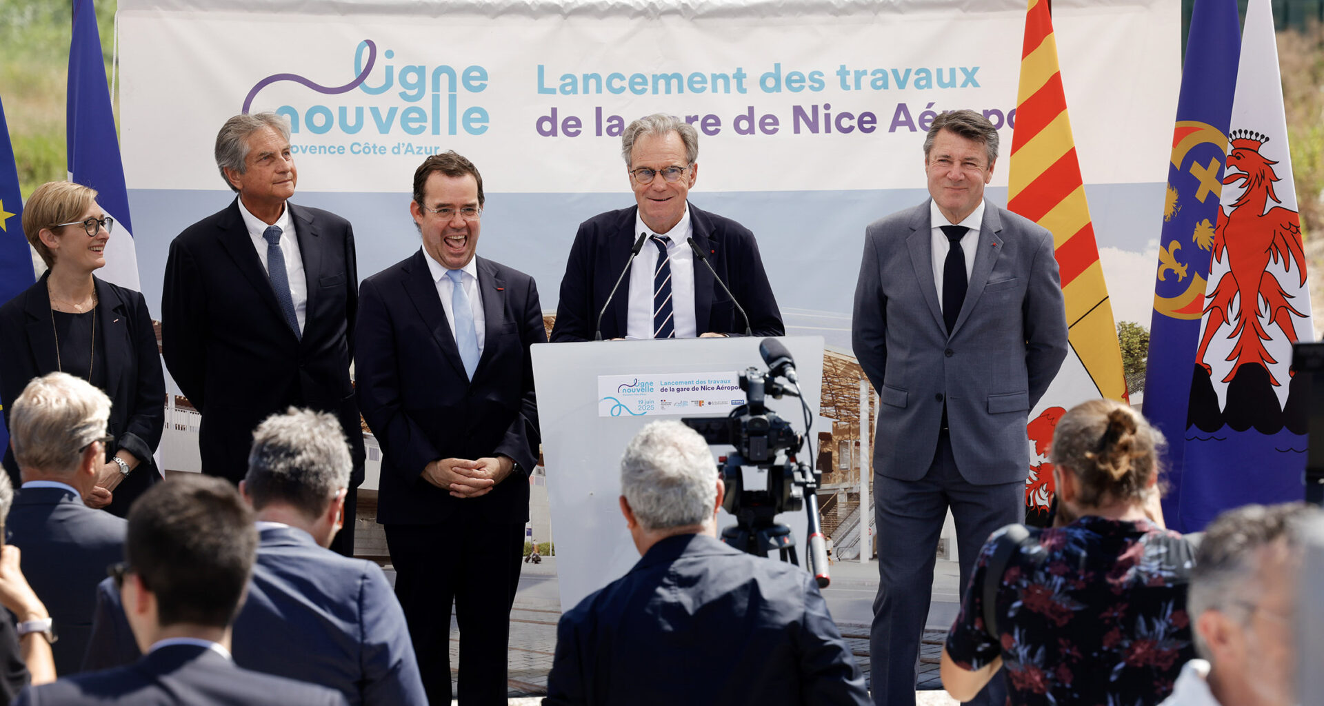 © F. Gardin - Les collectivités locales, ainsi que les partenaires du projet, réunis pour le lancement de la construction de la gare bioclimatique Nice Aéroport.