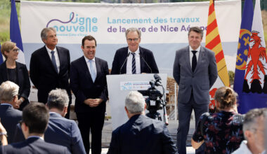 © F. Gardin - Les collectivités locales, ainsi que les partenaires du projet, réunis pour le lancement de la construction de la gare bioclimatique Nice Aéroport.