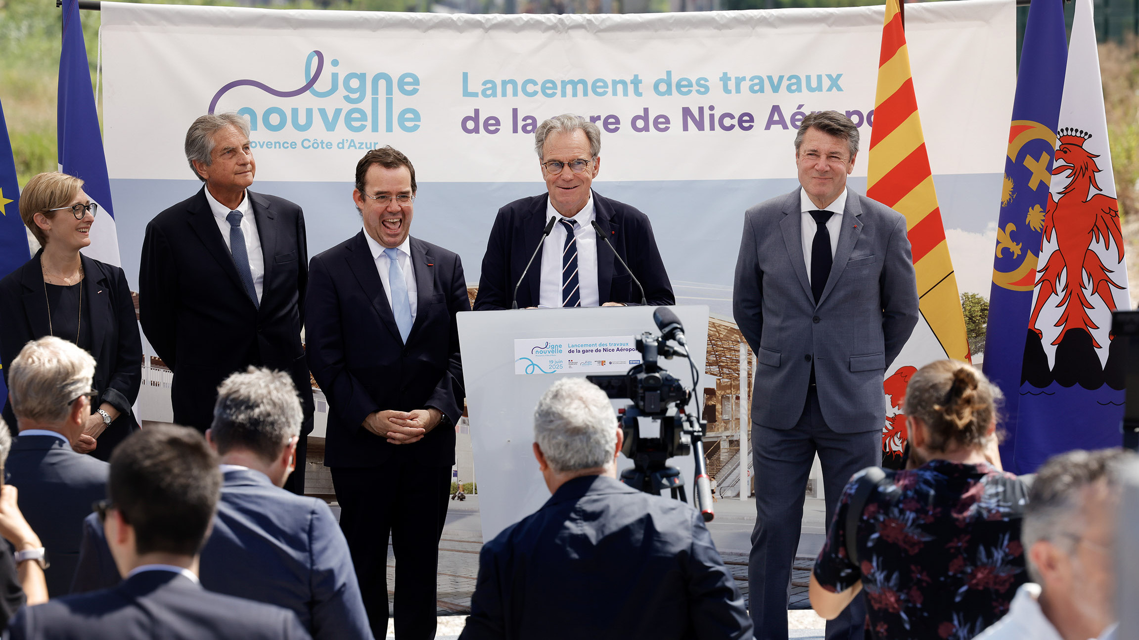 © F. Gardin - Les collectivités locales, ainsi que les partenaires du projet, réunis pour le lancement de la construction de la gare bioclimatique Nice Aéroport.