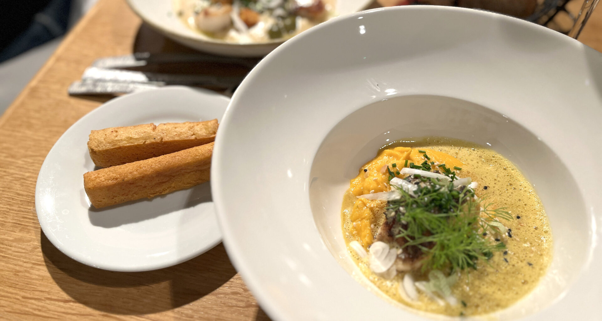 © Stéphanie Borg - Au sein de la Cuisine-à-Manger, restaurant de l'hôtel Ermitage dans les monts d'Or, le chef Nicolas Moreau propose une cuisine délicate.