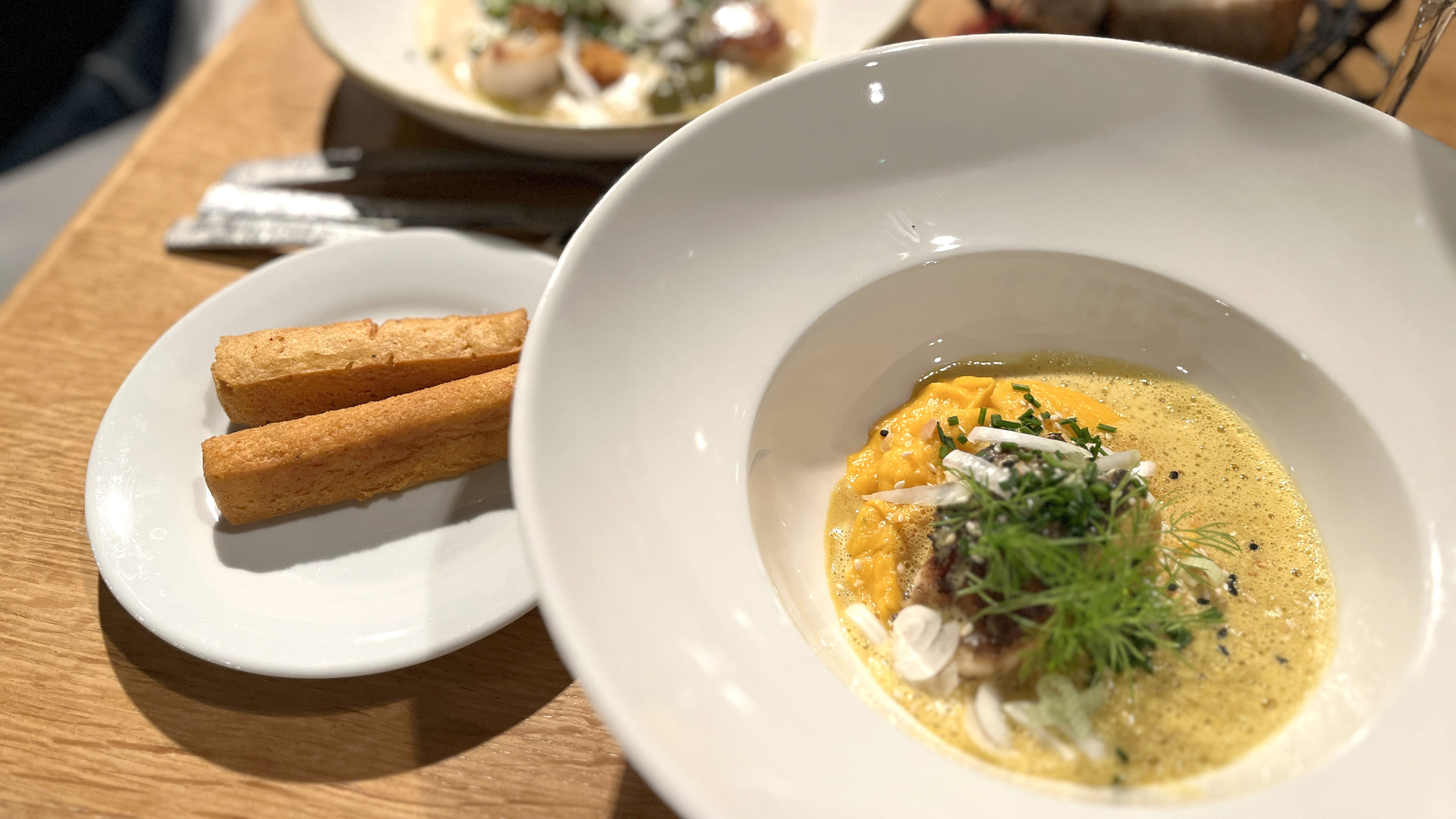 © Stéphanie Borg - Au sein de la Cuisine-à-Manger, restaurant de l'hôtel Ermitage dans les monts d'Or, le chef Nicolas Moreau propose une cuisine délicate.