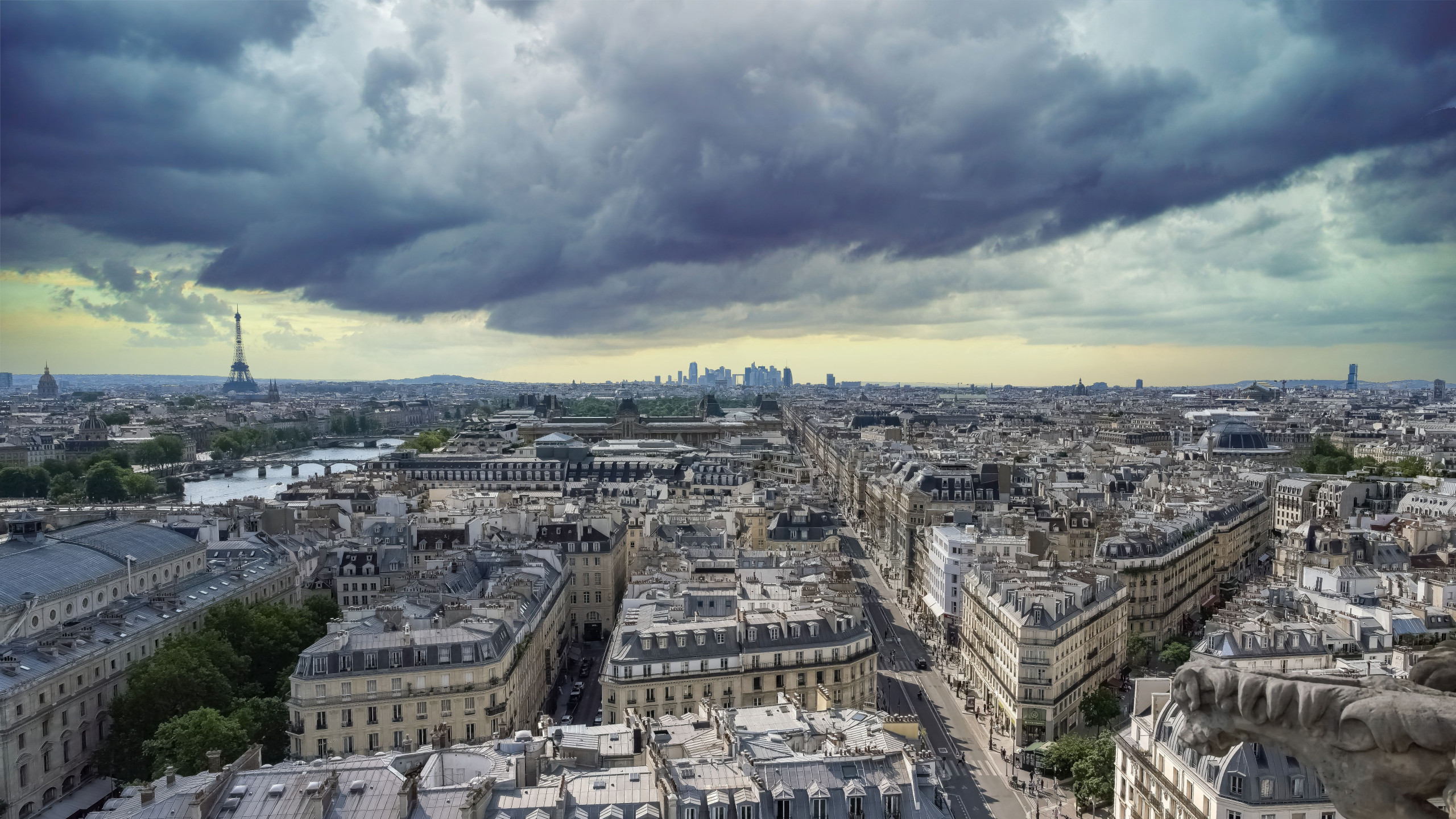 © Shutterstock - Après un épisode de canicule, une violente dégradation orageuse est attendue ce mercredi soir sur toute la région francilienne, avec des risques de grêle et de vents violents.