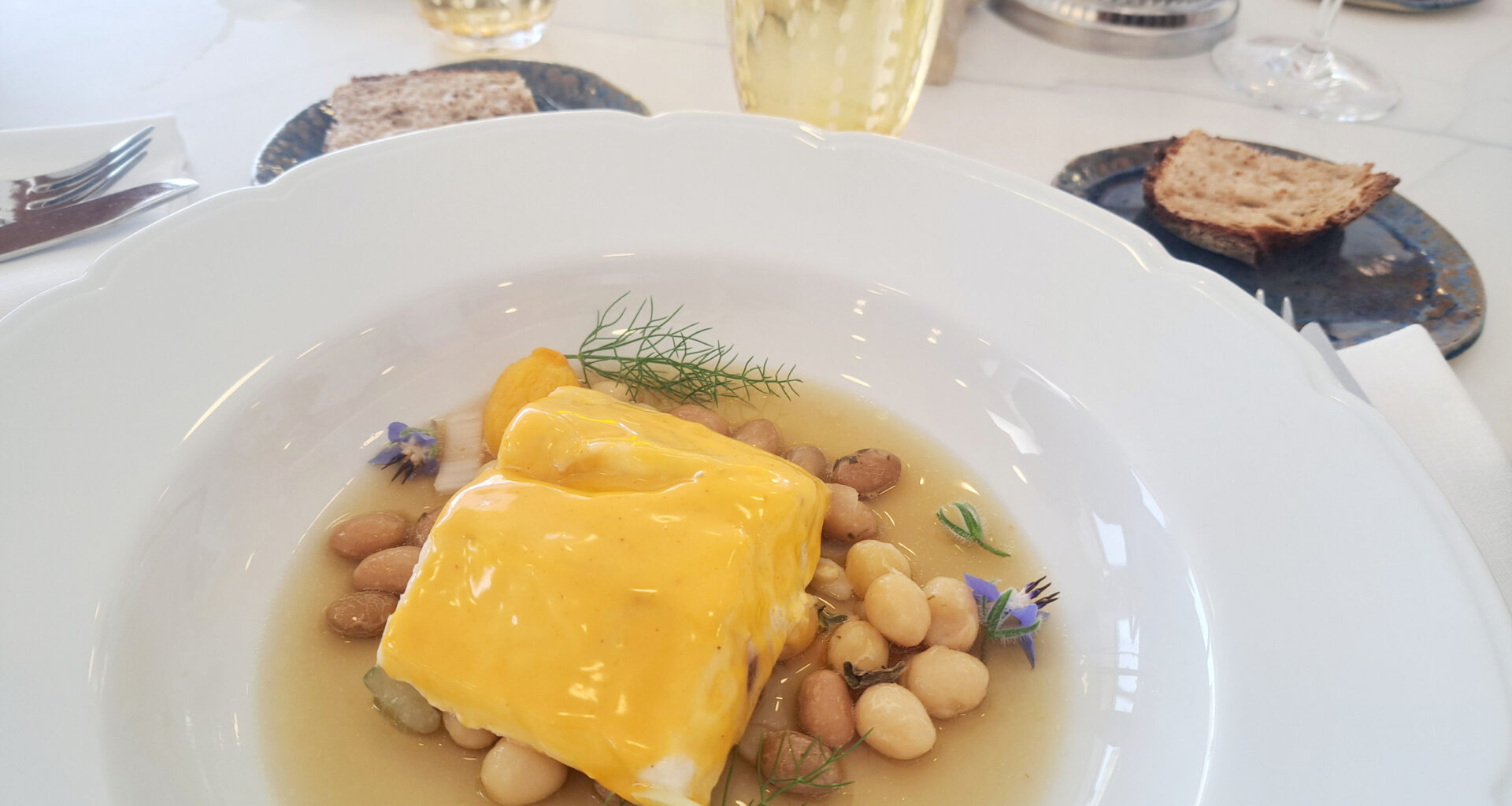 A.Z. - Loup de petite pêche, haricots coco et son bouillon à la marjolaine signé du chef Sylvain Touati pour le restaurant Les Trois forts, à Marseille.