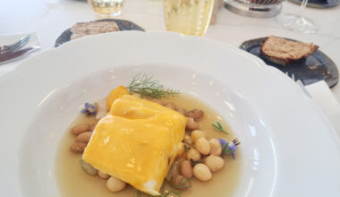 A.Z. - Loup de petite pêche, haricots coco et son bouillon à la marjolaine signé du chef Sylvain Touati pour le restaurant Les Trois forts, à Marseille.