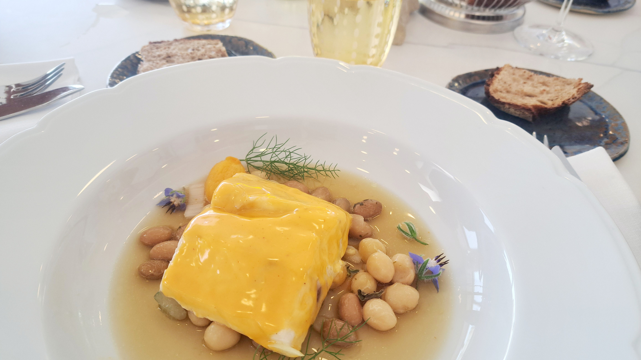 A.Z. - Loup de petite pêche, haricots coco et son bouillon à la marjolaine signé du chef Sylvain Touati pour le restaurant Les Trois forts, à Marseille.
