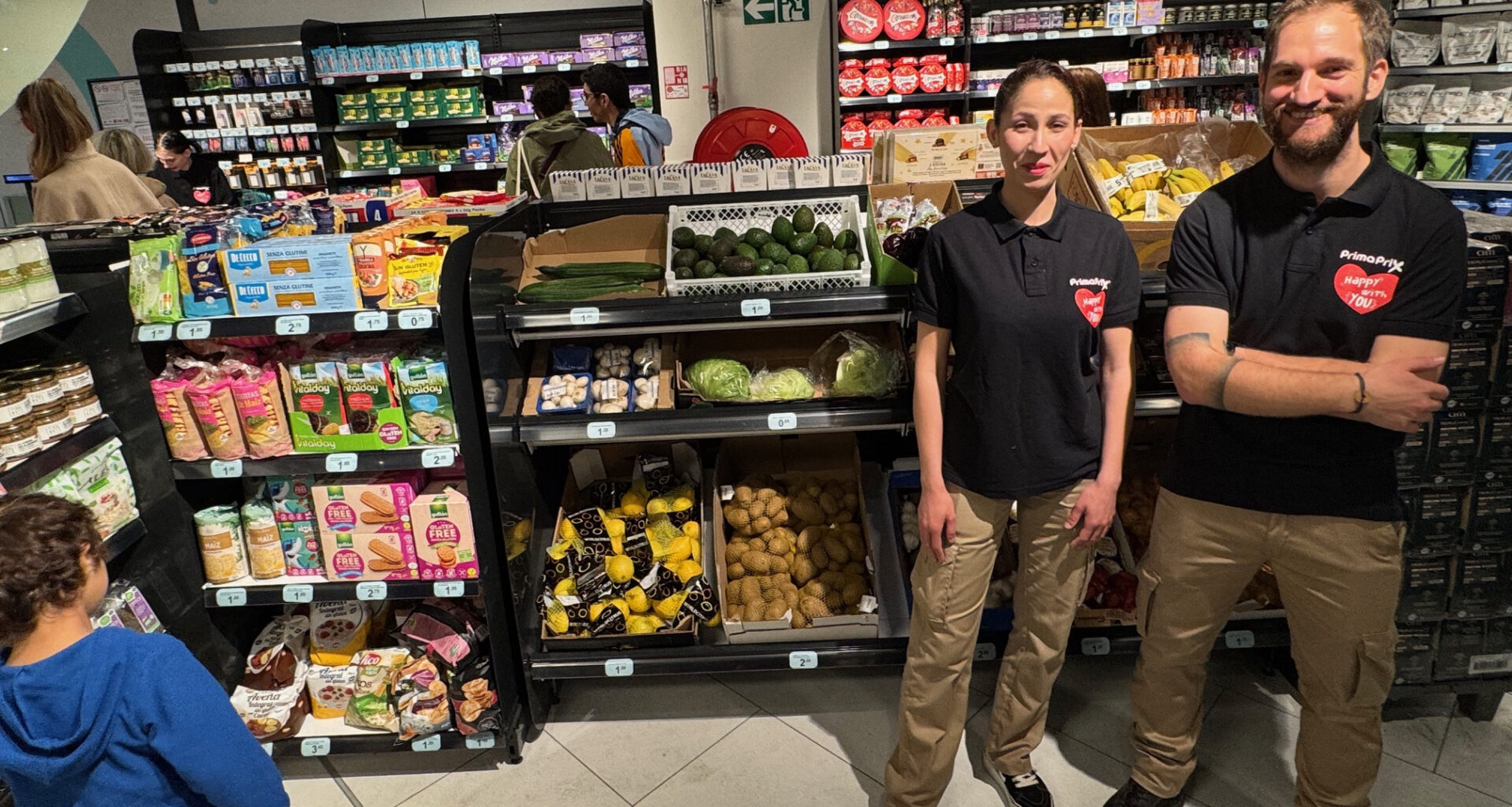© Denis Meynard - Le directeur de la boutique PrimaPrix installée dans le centre commercial Centre-Deux, à Saint-Etienne, et son adjointe.
