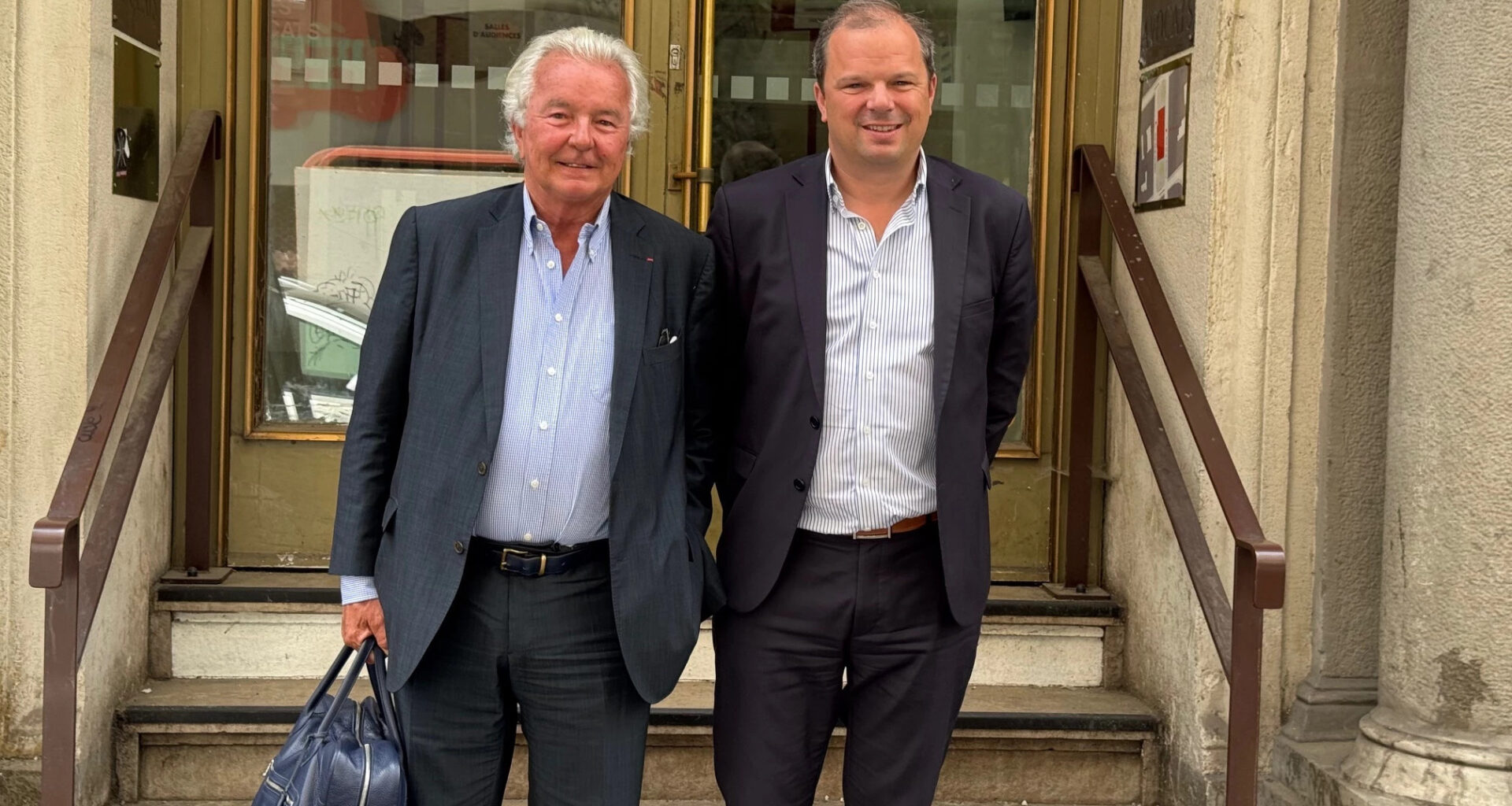 © Denis Meynard - Arnaud van Robais et son fils Alexandre devant le tribunal de commerce de Saint-Etienne.