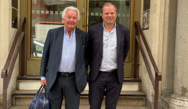 © Denis Meynard - Arnaud van Robais et son fils Alexandre devant le tribunal de commerce de Saint-Etienne.