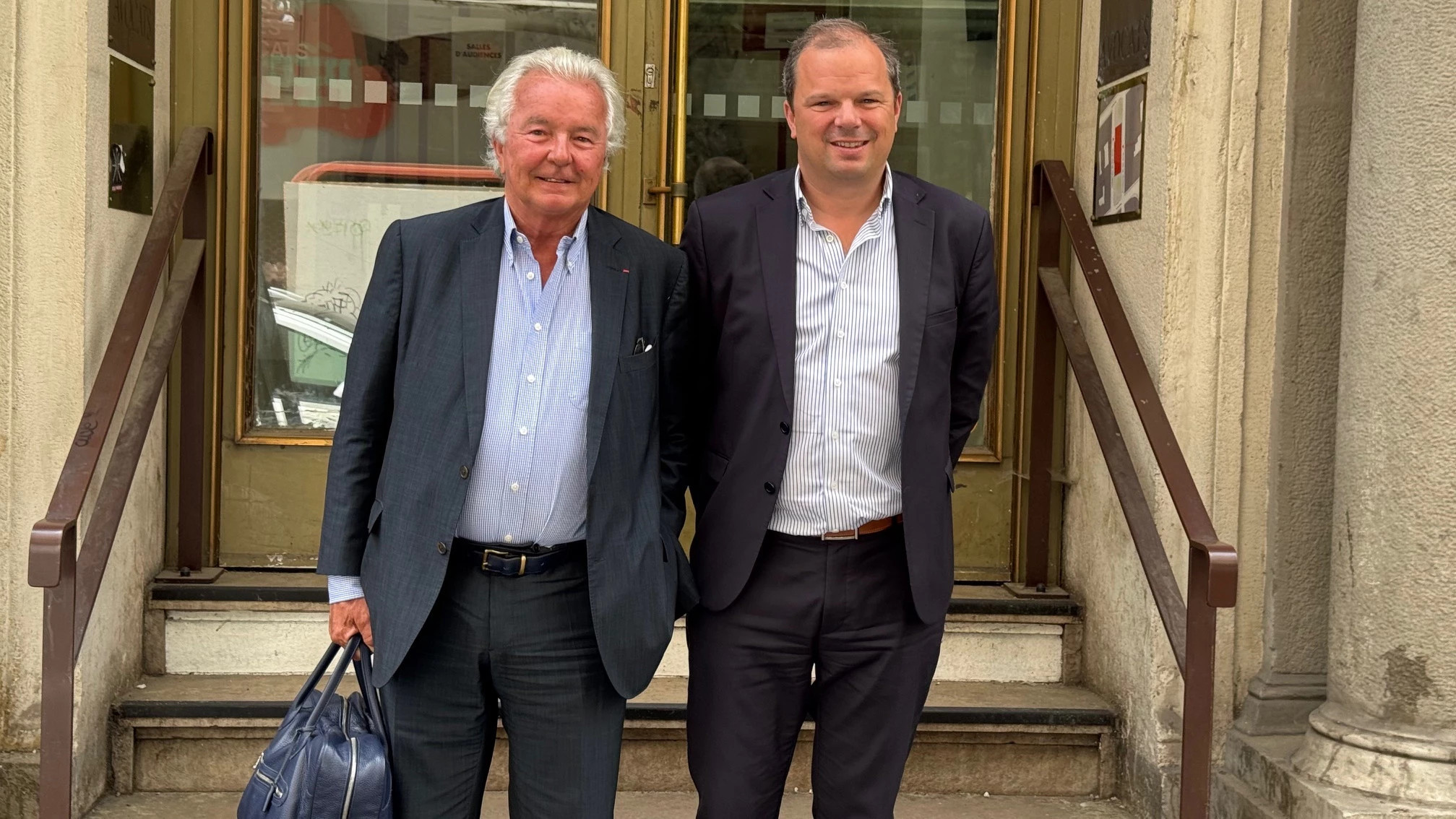 © Denis Meynard - Arnaud van Robais et son fils Alexandre devant le tribunal de commerce de Saint-Etienne.
