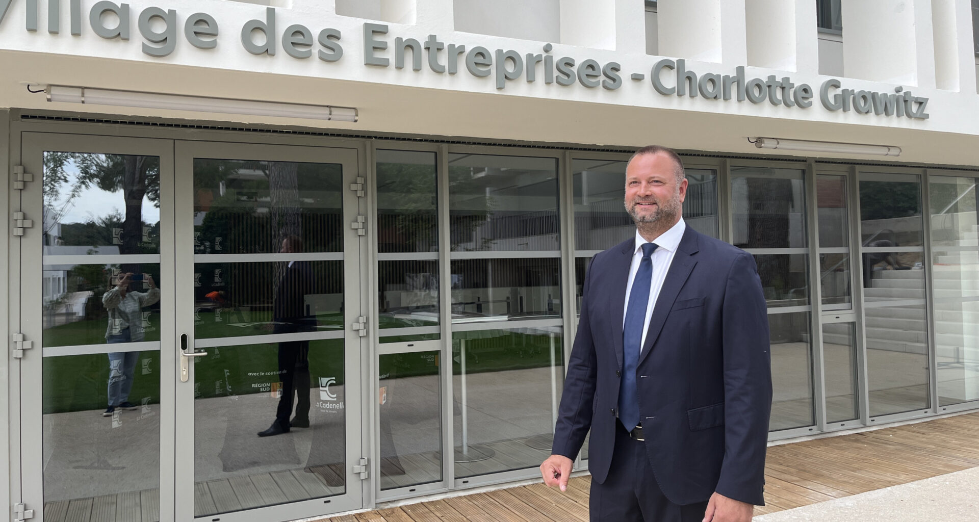 © D.R. - Romain Birot, le directeur général de La Cadenelle devant le Village des entreprises Charlotte Grawitz.