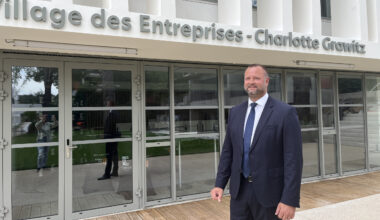 © D.R. - Romain Birot, le directeur général de La Cadenelle devant le Village des entreprises Charlotte Grawitz.