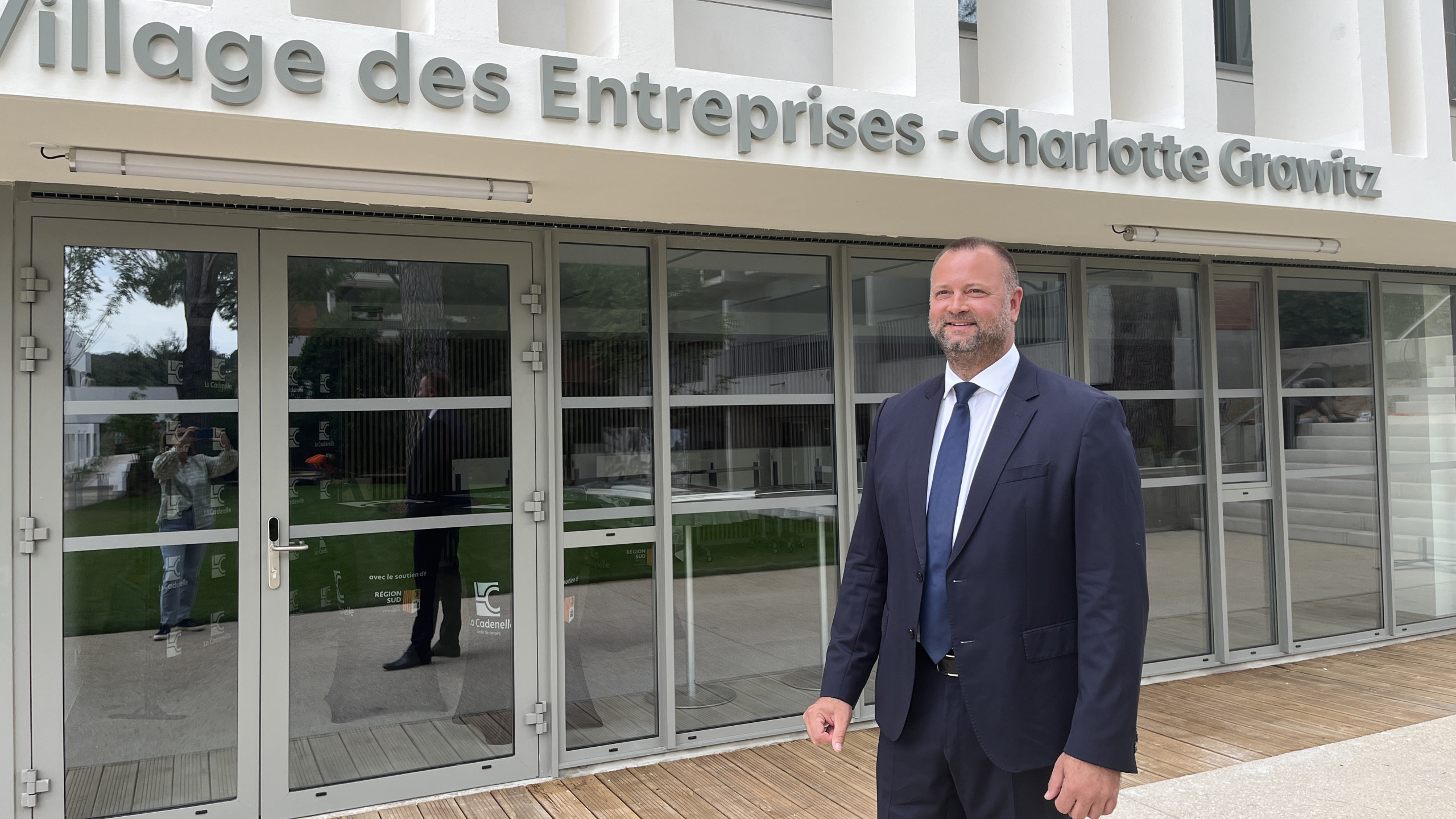 © D.R. - Romain Birot, le directeur général de La Cadenelle devant le Village des entreprises Charlotte Grawitz.