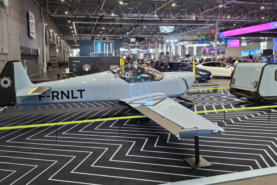 L'avion 100% électrique INTEGRAL E est présenté aux côtés de la Renault 4 électrique au Mondial de l'Auto 2024. 