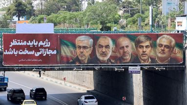 Une affiche présentant les portraits de généraux militaires et de scientifiques nucléaires iraniens, tués lors de l'attaque israélienne du 13 juin, est accrochée sur un pont à Téhéran le 14 juin 2025.