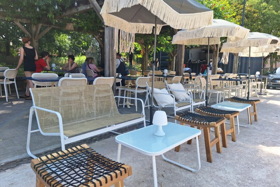La guinguette dispose d'une soixantaine de places assises.