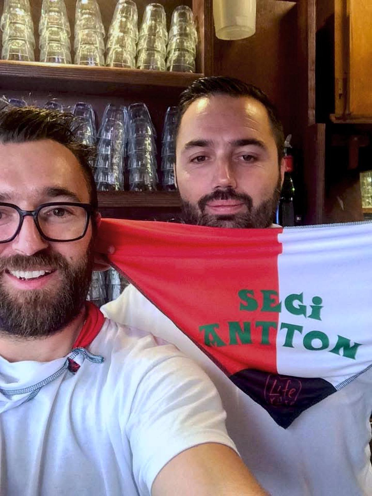 Jakes Aguerre (avec les lunettes), ici avec son frère Roger, devenu entraîneur, et le foulard de l’association Segi Antton, en hommage à Anthony Mimiague.