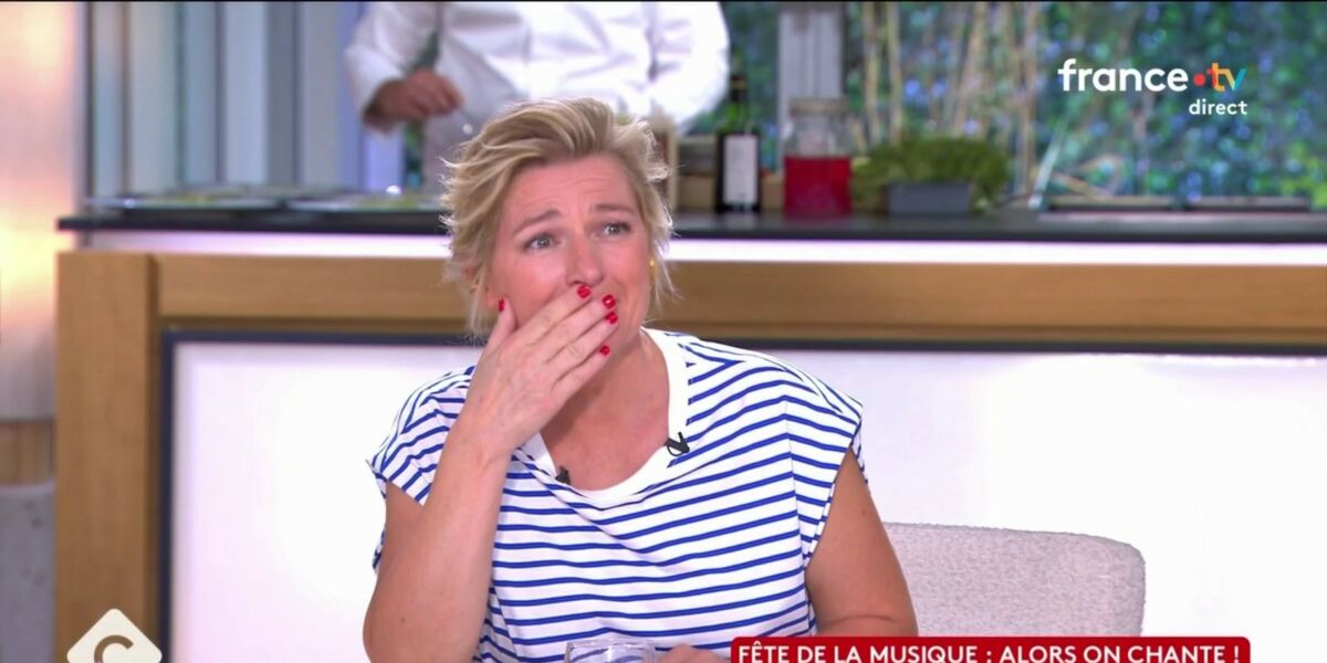 Anne-Élisabeth déboussolée face à une jeune invitée en crise de larmes dans C à vous (VIDEO)