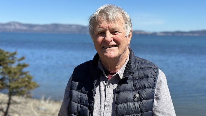 Jean-Marie Fallu qui sourit à la caméra.