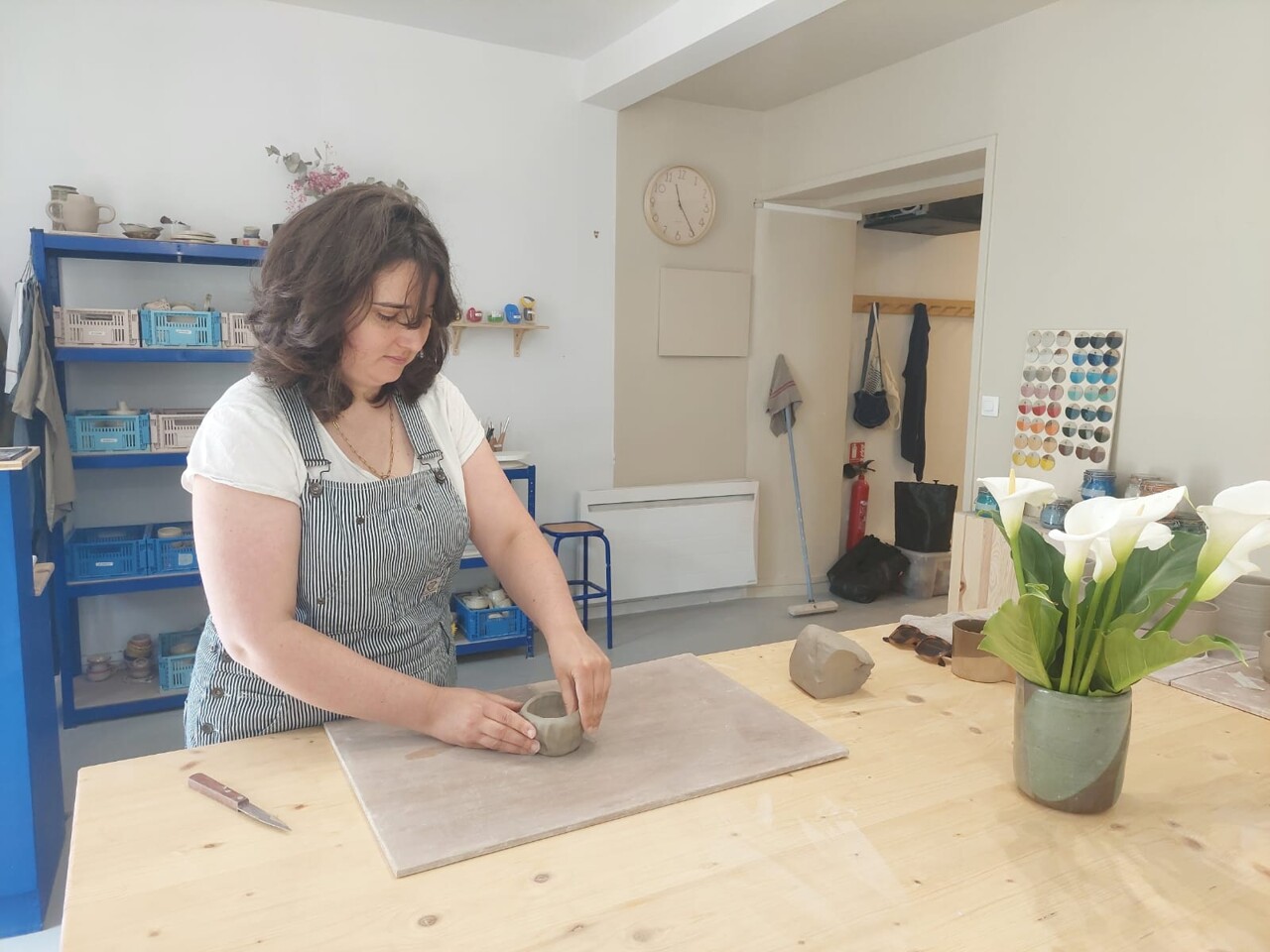 après une reconversion professionnelle, Juliette a ouvert son atelier de céramique