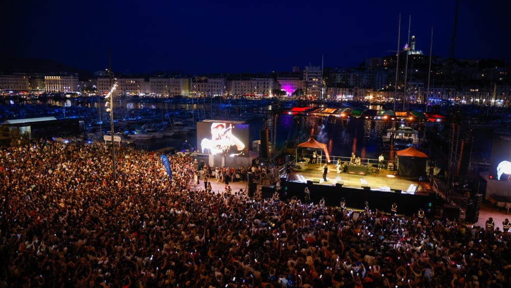 L'artiste algérien a fait danser des milliers de Marseillais, terminant en beauté cette journée de festivités.
