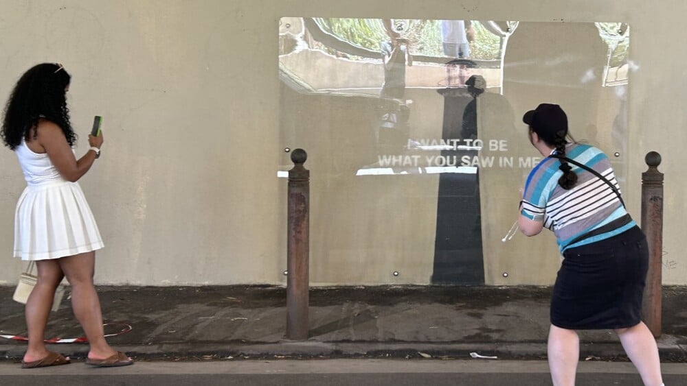 Le Banksy de Marseille à nouveau tagué et désormais protégé par un plexiglas
