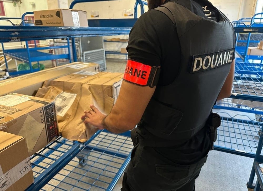 L'opération Colbert III, destinée à lutter contre le trafic de tabac, a notamment ciblé le fret postal.