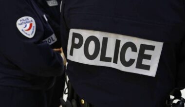 il vole une voiture avec les clés sur le contact, mais se fait arrêter pour conduite sans permis