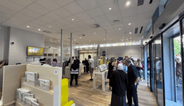 Grenoble. Brûlé il y a deux ans, le bureau de poste de ce quartier rouvre ses portes