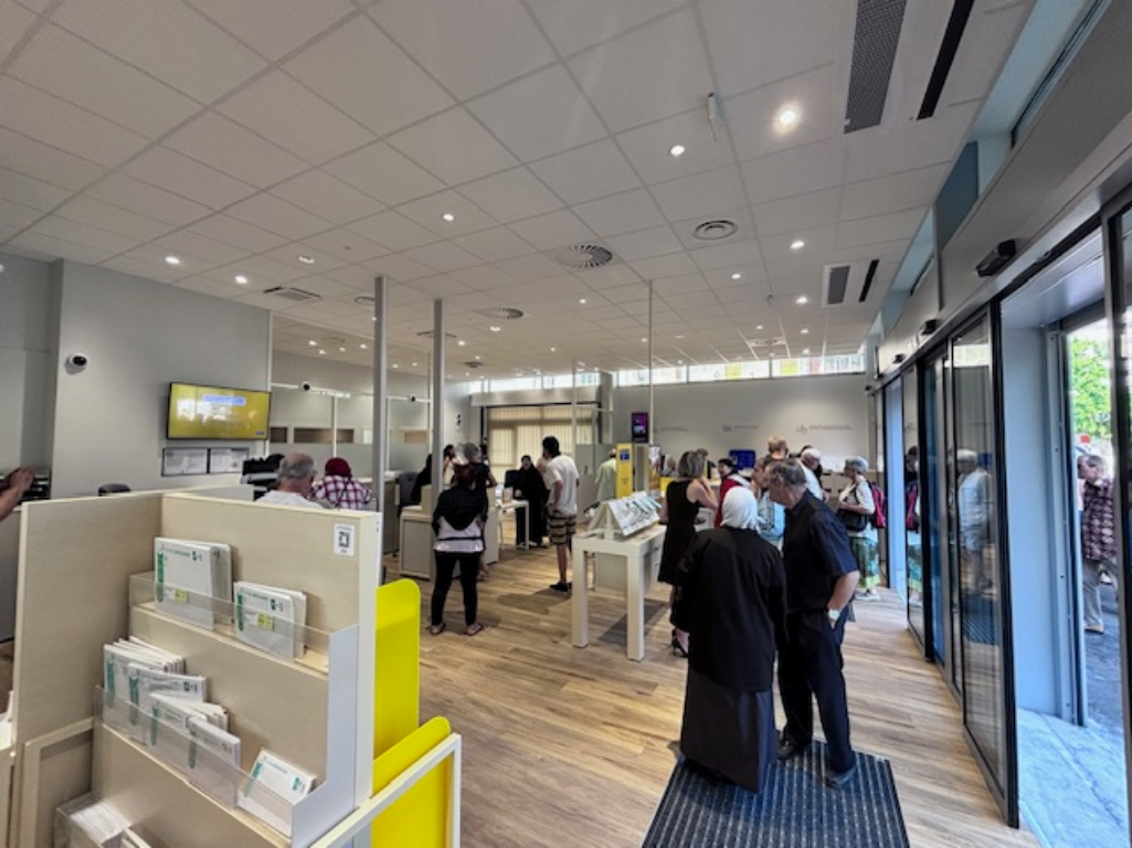 Grenoble. Brûlé il y a deux ans, le bureau de poste de ce quartier rouvre ses portes