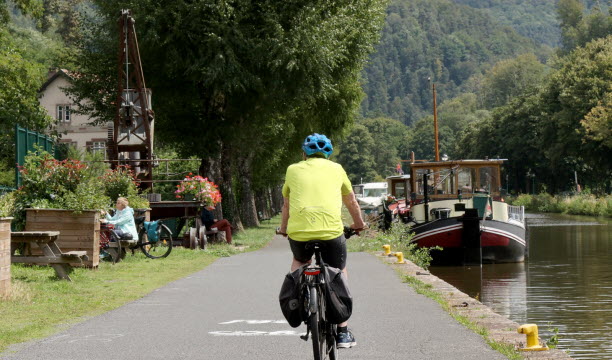 La voie verte au bord du canal de la Marne-au-Rhin permet d'accéder facilement au plan incliné d'Arzviller. Photo archives Jean-Mars Loos