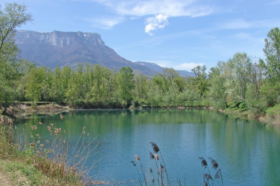 Le plan d'eau de Pontcharra est un site naturel idéal pour se baigner gratuitement.
