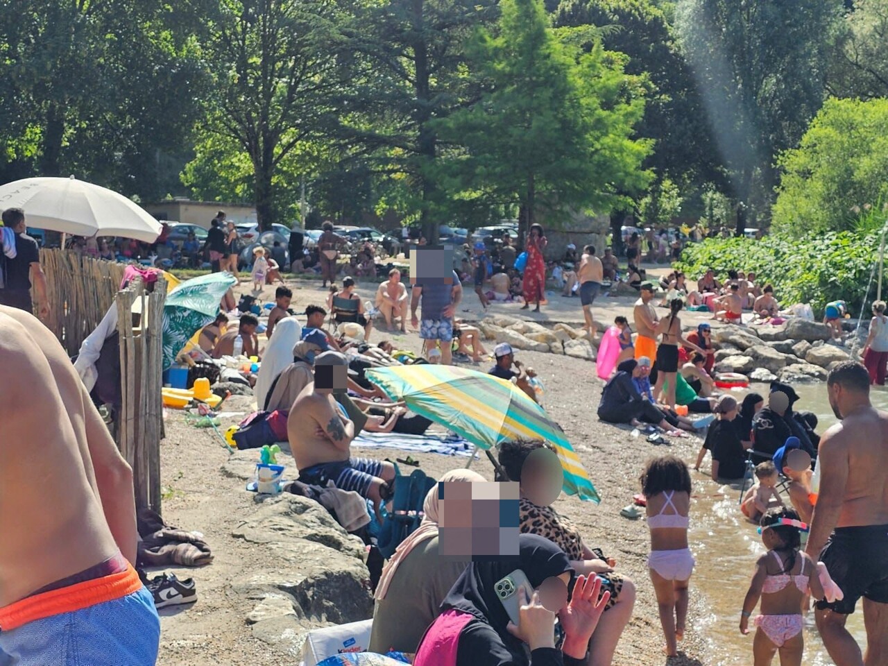 Canicule. Ce lac près de Lyon pris d'assaut par 12 000 personnes, le maire s'énerve : "Plus jamais ça"