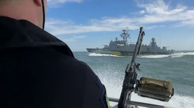 Les équipes de LCI ont pu monter à bord d'un navire de la marine ukrainienne pour suivre une patrouille réalisée sur la mer Noire.