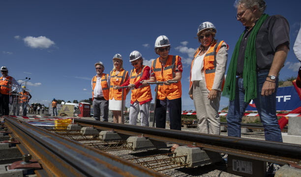 Le 26 août 2024, Pia Imbs est avec Josiane Chevalier, Jeanne Barseghian, Isabelle Halb et Alain Jund pour la pose du premier rail du tram ouest à Wolfisheim. Photo Thomas Toussaint