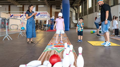 Le bowling séduit petits et grands.  Photo Séverine Kichenbrand