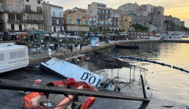 nouvel incendie de bateau dans le port, un catamaran détruit