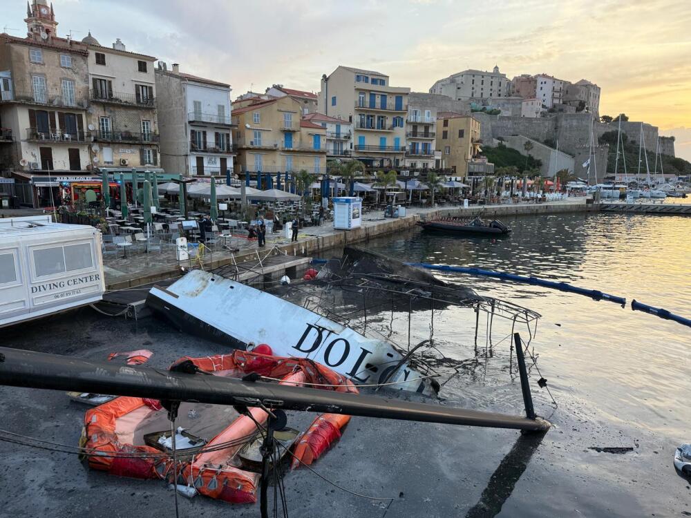 nouvel incendie de bateau dans le port, un catamaran détruit